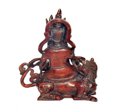 Rückenansicht Kuvera-Statue, verzierter Kopf und Arme, rotes und dunkles Metallfinish