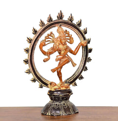 Brass Natraj Shiva Figur, tanzende Haltung im runden Rahmen, Fokus auf Gesicht und Arme