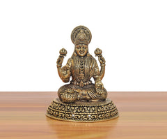Lakshmi Messingfigur, frontal sitzend; Krone und Schmuckdetails, runde Sockelverzierung