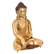 Buddhaidol im Meditationssitz, goldfarbene Messingfigur mit bemalter Schulterrobe und Ohrringen