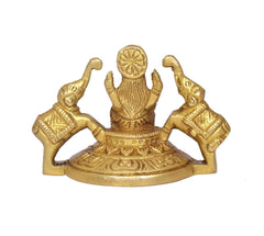 Nahansicht Lakshmi-Statue mit Elefanten auf geprägt verziertem, rundem Sockel