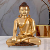 Goldene Buddha-Statue im Meditationssitz, bemalte Robe und erhobene Hände, Messing-Optik