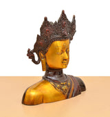 Buddha-Kopfstatue dreiviertel: goldenes Gesicht, braune Detailornamente am Kranz