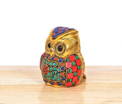 Metal Owl Dekofigur seitlich, goldfarbene Eulenform mit roten und grünen Musterfeldern
