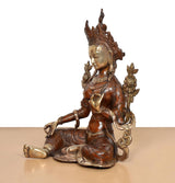 Seitenansicht: sitzende Tara-Devi Messingstatue mit erhobener rechter Hand und Armspangen