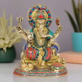 Messing Ganesha-Idol (13 Zoll) in Frontansicht, bunte Juwelen an Krone und Gewand