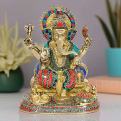 Messing Ganesha-Idol (13 Zoll) in Frontansicht, bunte Juwelen an Krone und Gewand