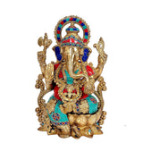 Nahansicht Messing-Ganesha-Idol: gekröntes Haupt, kunstvolle Ornamente und Einlagen