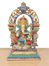 Ganesha-Messingstatue mit farbigem Rahmen und Details, frontal nah