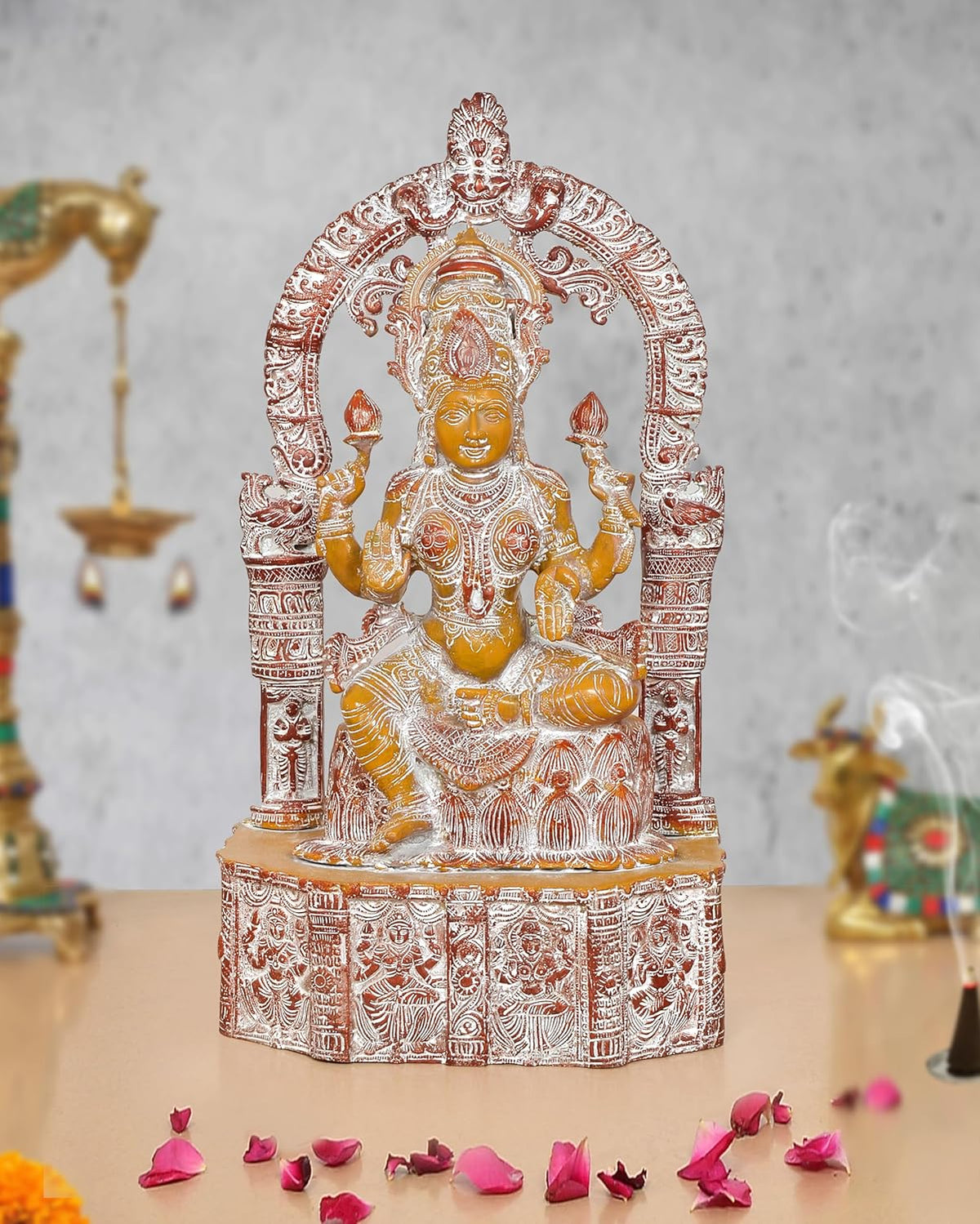 Messing-Lakshmi-Idol: sitzende Göttin mit vier Armen, filigraner Schmuck-Verzierung