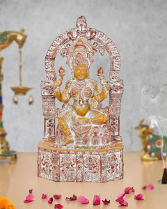 Messing-Lakshmi-Idol: sitzende Göttin mit vier Armen, filigraner Schmuck-Verzierung