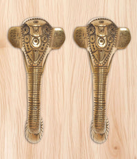 Frontansicht: Messing-Türgriff-Paar mit Ganesha-Gesicht, goldfarben, Ornamentdetails