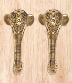 Frontansicht: Messing-Türgriff-Paar mit Ganesha-Gesicht, goldfarben, Ornamentdetails