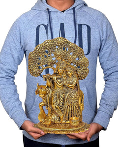 Radha-Krishna-Goldenidol auf hellblauem Hoodie: Baum-Aufschnitt, zwei Figuren, Kuh