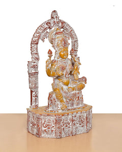 Sitzende Lakshmi-Idol aus Messing mit Ornamenten am Sockel