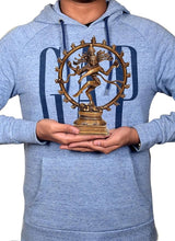 Messing-Nataraj-Idol in den Händen, tanzender Shiva vor rundem Prabhavali