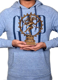 Messing-Nataraj-Idol in den Händen, tanzender Shiva vor rundem Prabhavali