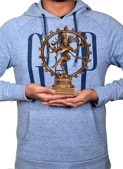 Messing-Nataraj-Idol in den Händen, tanzender Shiva vor rundem Prabhavali