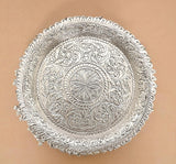 Nahaufnahme: Silberne Pooja/Aarti-Thali mit floraler Gravur im Zentrum und ornamentiertem Rand