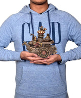 Mann hält Steampunk-Gondola-Statue aus Harz, Detailrad im Vordergrund
