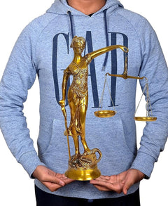 Messing-Justitia-Figurine goldfarben mit Waage, von Händen gehalten