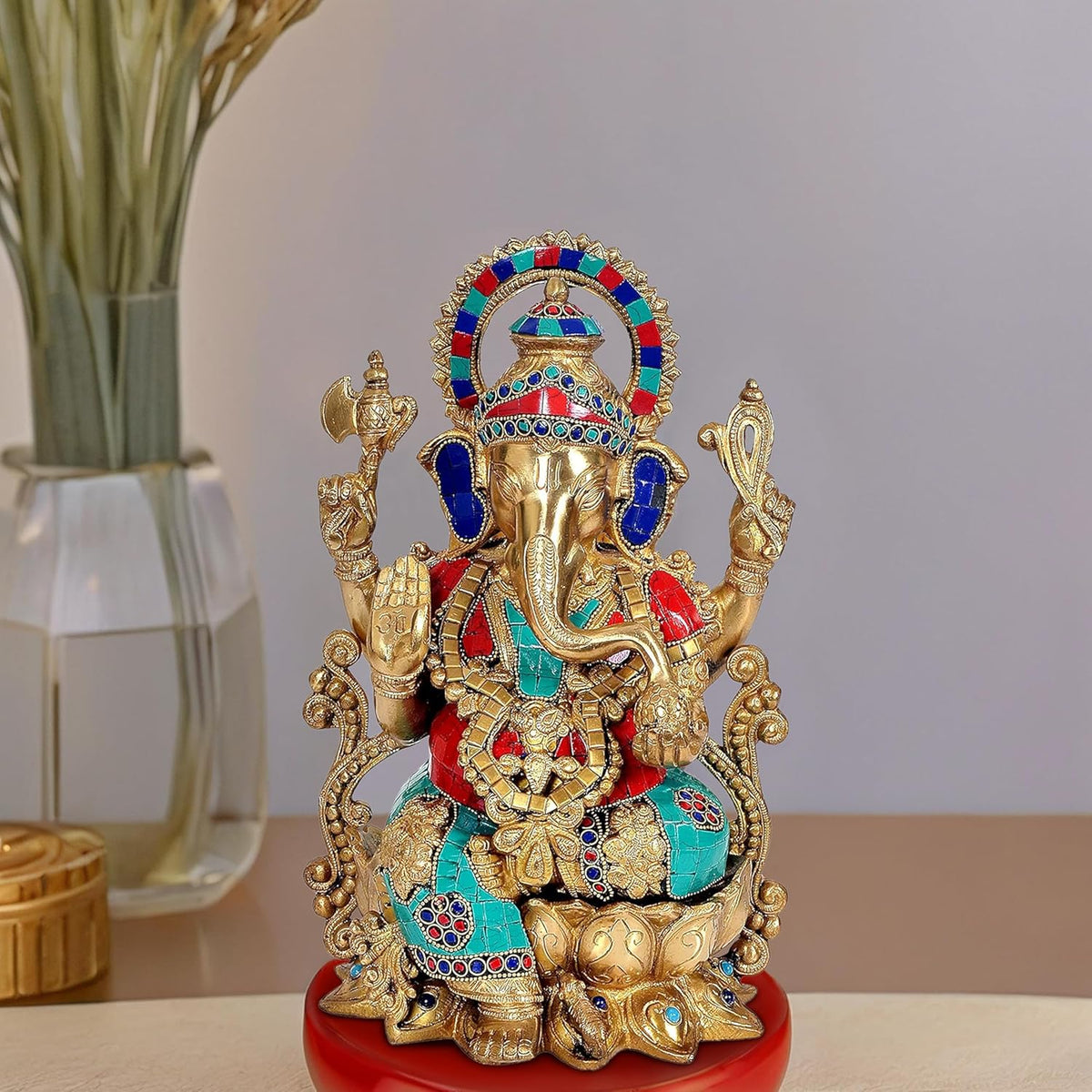 Messing-Ganesha-Idol (13 Zoll) mit farbigen Einlagen in Türkis, Rot und Blau