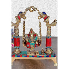 Ganesha-Schaukel aus Messing mit roten Säulen, blauen Akzenten, Ketten und Sitzfigur