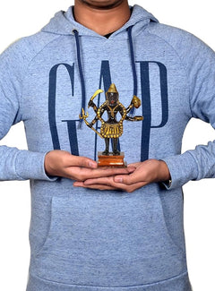 Kali Mata Messingstatue auf Sockel, von Händen gehalten vor Hoodie, 6 Zoll