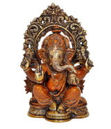 Estatua de Ganesh sentado en trono ornamentado, acabado dorado y tono naranja