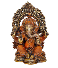 Estatua de Ganesh sentado en trono ornamentado, acabado dorado y tono naranja
