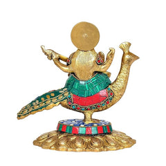 Rückansicht Messing-Saraswati auf Schwan, Sitar-Arme, grün-rote Rockverzierungen