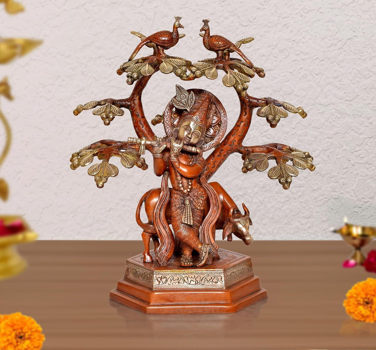 Krishna-Statue mit Flöte am Baum, zwei Vögel, verzierte goldene Details, Sockel