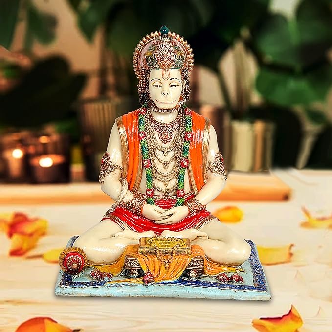 Sitzende Hanuman-Idol-Statue aus Harz, kunstvoll verziert, orange Gewand und Krone