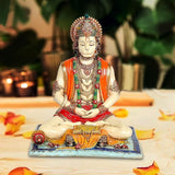Sitzende Hanuman-Idol-Statue aus Harz, kunstvoll verziert, orange Gewand und Krone