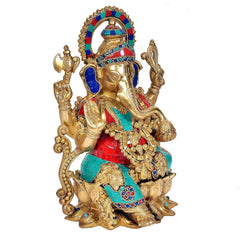 Messing-Ganesha-Idol im Profil, farbig bemalte Elemente an Krone und Gewand