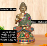 Brass Buddha-Idol mit Abhaya-Mudra, grün-rote Patchwork-Details und bunte Zierränder