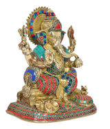 Messing Ganesha-Idol (13 Zoll) im gedrehten Blick, bunte Juwelen an Armen und Krone