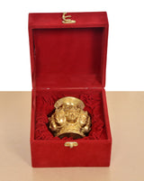 Messing-Kalash Ashtalakshmi mit goldener Gesichtsdekoration, in geöffneter roter Box