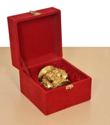 Messing-Kalash Ashtalakshmi im offenen roten Geschenkbox-Set, seitliche Ansicht