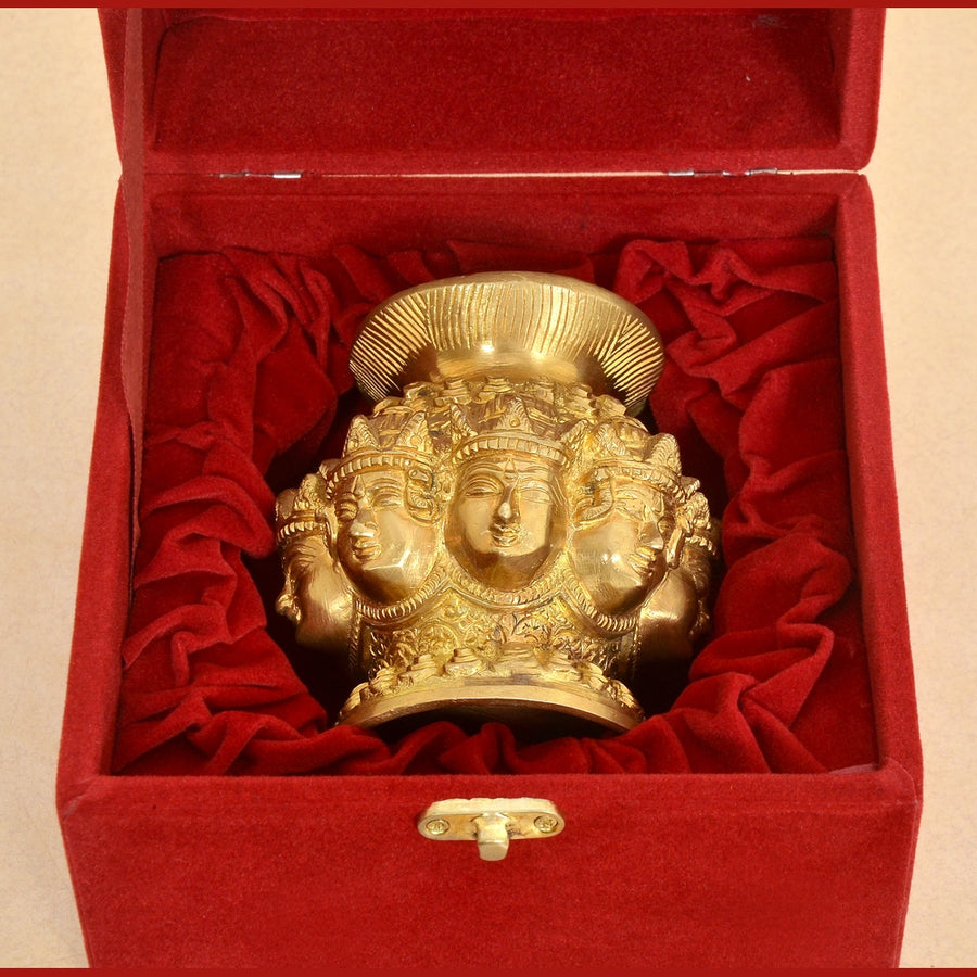 Messing-Kalash mit Ashtalakshmi, detailreicher Gesichtsplatte, in rotem Boxeinsatz
