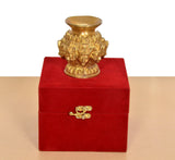 Messing-Kalash Ashtalakshmi Figur mit breitem Becheraufsatz auf roter Box