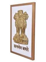 फ्रेम में सोने रंग का अशोक स्तंभ शेर, नीचे चक्र/पहिया प्रतीक