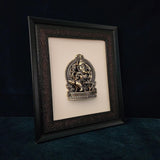 Ganesha-Idol im Holzrahmen, seitliche Ansicht: Relief mit Zierrand und reich verzierter Basis