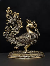Messing-Kleinstatue eines Pfauen, aufrecht mit stilisiertem Wedelschweif, ca. 10 cm