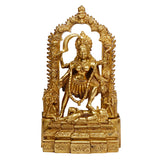 Goldfarbene Kali-Idol-Statue frontal, Prunkbogen mit Verzierungen, auf geschnitztem Podest