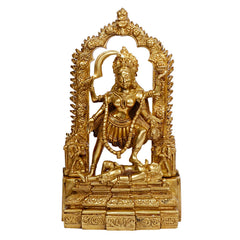 Goldfarbene Kali-Idol-Statue frontal, Prunkbogen mit Verzierungen, auf geschnitztem Podest