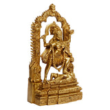 Goldfarbene Kali-Idol-Statue seitlich, weit ausgestellter Prunkbogen, kniende Figur