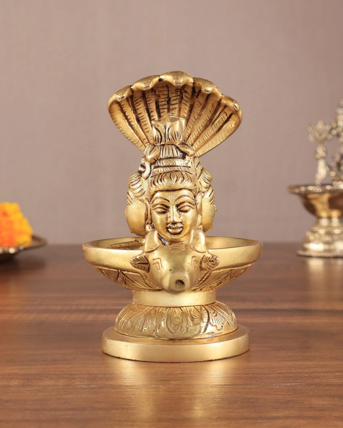 Messing Shiva-Lingam-Idol mit Krone und geflügeltem Sockel, goldfarben