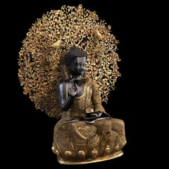 Buddha-Sitzstatue mit segnender Hand und goldverzierter Robe, umgeben von Baumdekor