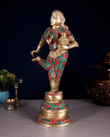 Messing-Pot-Lady-Skulptur, goldene Tänzerin mit rotem und grünem Muster am Sockel